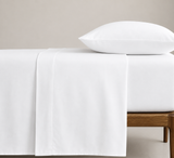 White queen flat sheet measuring 250 × 280 cm for hotels, Airbnb properties, furnished apartments, vacation rentals, and luxury bedrooms.