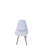 Modern Nordic polypropylene dining chair with solid wooden legs and a reinforced metal frame for hotels, Airbnb properties, furnished apartments, restaurants, cafés, and contemporary dining spaces.