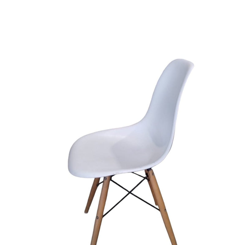 SILLA NORDICA CON PATAS DE MADERA Y METAL BLANCA