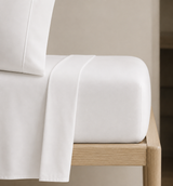 White queen flat sheet measuring 250 × 280 cm for hotels, Airbnb properties, furnished apartments, vacation rentals, and luxury bedrooms.
