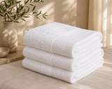 White bath towel measuring 70 × 140 cm for hotels, Airbnb properties, furnished apartments, spas, and modern bathrooms.
