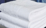 White bath towel measuring 70 × 140 cm for hotels, Airbnb properties, furnished apartments, spas, and modern bathrooms.